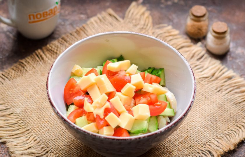 1. Этап. Салат из морского коктейля: Свежие помидоры ополосните и просушите, нарежьте дольками или кубиками, добавьте в салат.