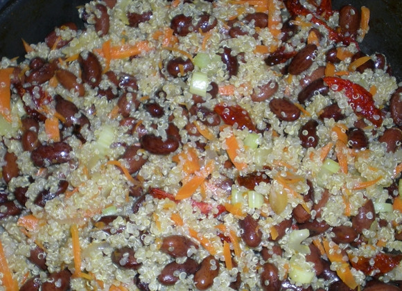 1. Этап. Киноа с овощами: Все размешайте, посолите и поперчите по вкусу, готовьте на среднем огне еще минут 5.