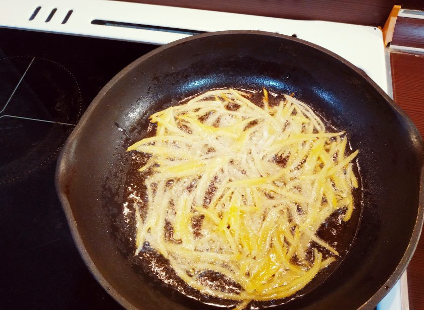 1. Этап. Салат с куриным филе Рандеву: Теперь нужно обжарить подготовленную картошку в масле. Я использую обычную сковороду, но если у вас будет большая порция салата, то нужно взять глубокую посуду. Каждый кусочек должен хорошо обжариться до золотистого цвета.