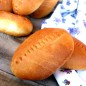 Пирожки духовые с рисом и яйцом Для начала в воде разболтать венчиком 3-4 ст. л. муки, всыпать сухие дрожжи, размешать. Оставить на 15 минут, чтобы эта масса поднялась