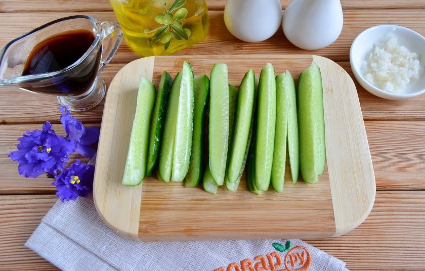 1. Этап. Ве-ча: Огурцы порежьте на половинки вдоль, потом каждую половинку на 4 части, чтобы получились тонкие соломки.
