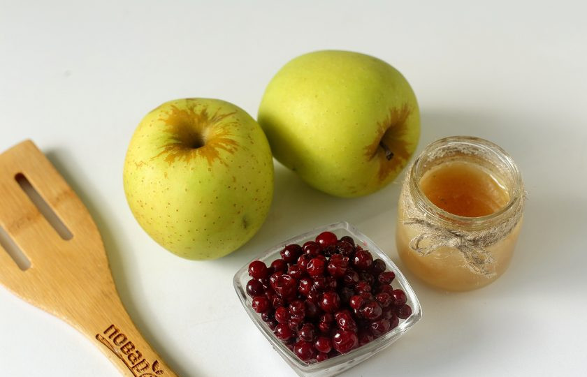 1. Этап. Запеченные яблоки с брусникой в духовке: Подготовьте все ингредиенты.