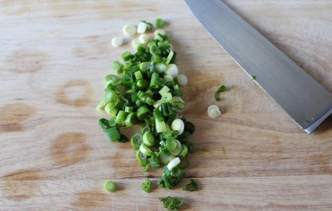 1. Этап. Курица в молочно-чесночном соусе: 9. Завершающим этапом необходимо вымыть, просушить и измельчить зеленый лук. Присыпать курочку луком перед подачей.