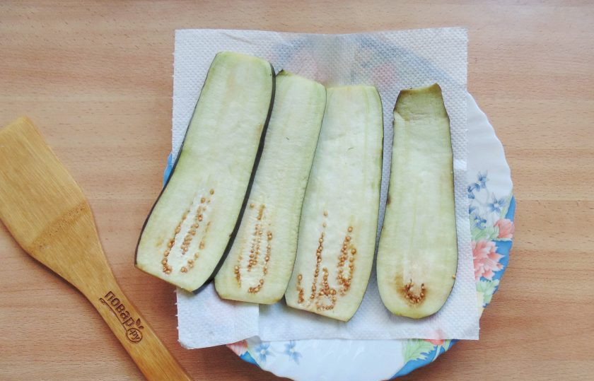 1. Этап. Баклажаны в укропном рассоле на зиму: После смойте соль и просушите баклажаны на бумажном полотенце.