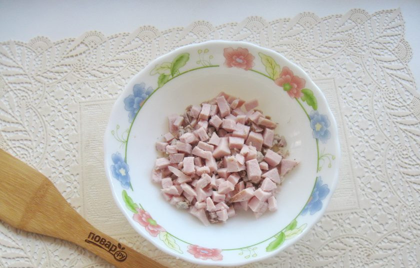 1. Этап. Салат Мышка с сыром: Ветчину нарежьте мелким кубиком и выложите в салатник. У меня ветчина из индейки.