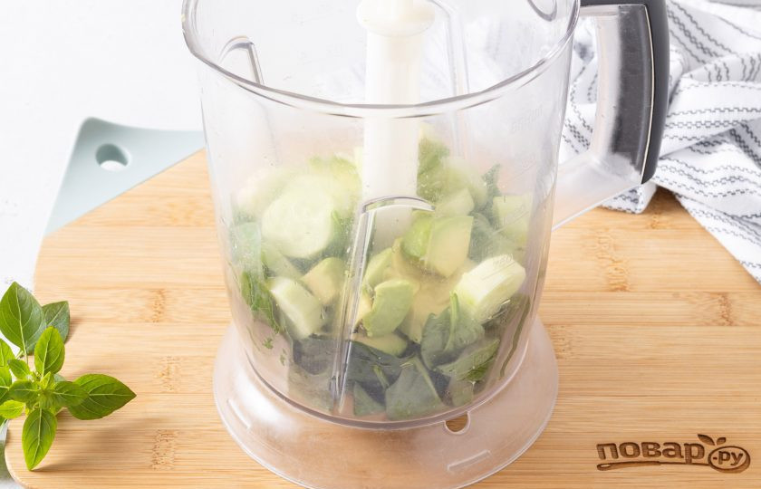 1. Этап. Холодный суп из авокадо: Переложите все подготовленные ингредиенты в чашу блендера и измельчите до однородного пюре. Затем влейте воды до желаемой консистенции — можно сделать суп погуще или более жидким, посолите и поперчите по вкусу. Еще раз пробейте в блендере до однородности.