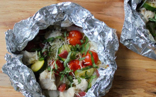 1. Этап. Курица с овощами в фольге: 9. Осталось только сыр натереть на терке, свежую зелень вымыть, просушить и измельчить. Когда курица с овощами в фольге в домашних условиях готова, конвертик аккуратно развернуть и присыпать блюдо сыром и зеленью. Подавать можно к столу в фольге или переложив на тарелку.