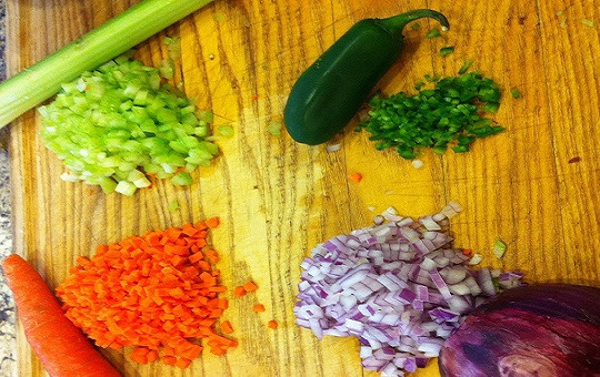 1. Этап. Простой салат с тунцом консервированным: 1. После предварительной ревизии овощных запасов в данном случае используется нарезанная кубиками морковь, сельдерей и фиолетовый лук. По вкусу можно использовать как сладкий, так и острый перец.