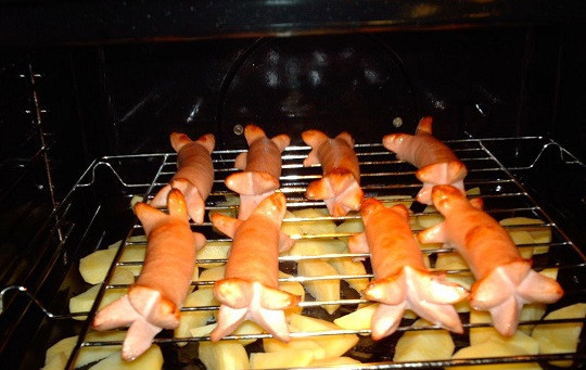 1. Этап. Картофель с сосисками в духовке: 5. Минут через 15 необходимо заглянуть в духовку первый раз.