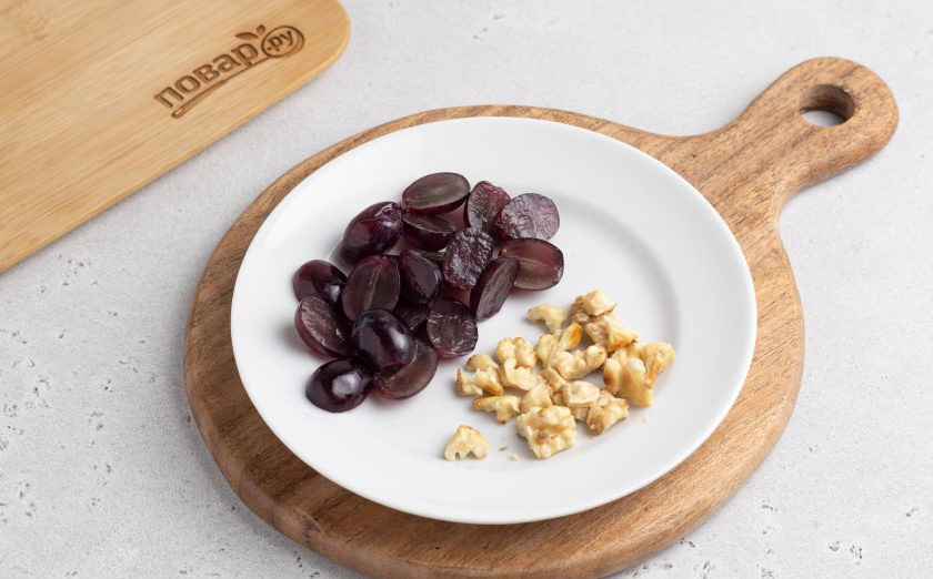 1. Этап. Салат с помело и виноградом: Виноград помойте, обсушите, разрежьте каждую ягоду пополам. Грецкие орехи подсушите в сухой сковороде и крупно порубите.