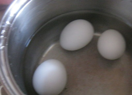 1. Этап. Салат Мимоза с консервой и сыром: 2. Яйца достаньте из холодильника и сварите вкрутую. Отваренные яйца охладите.