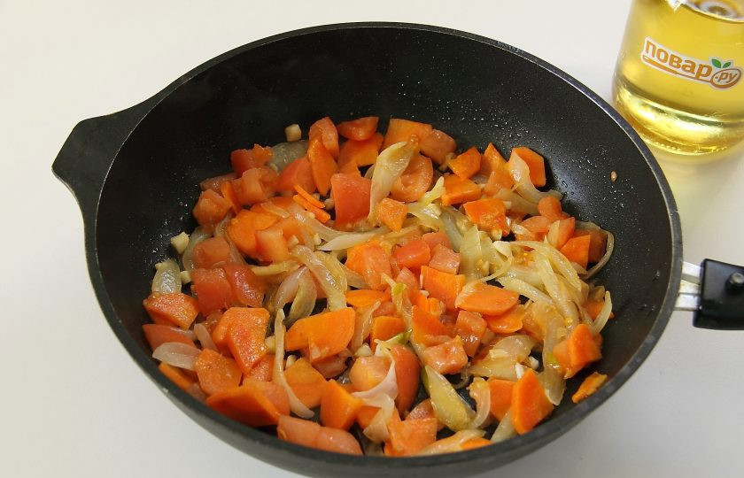 1. Этап. Суп Охотничий: Потушите все вместе пару минут и отправьте в кастрюлю с мясом.