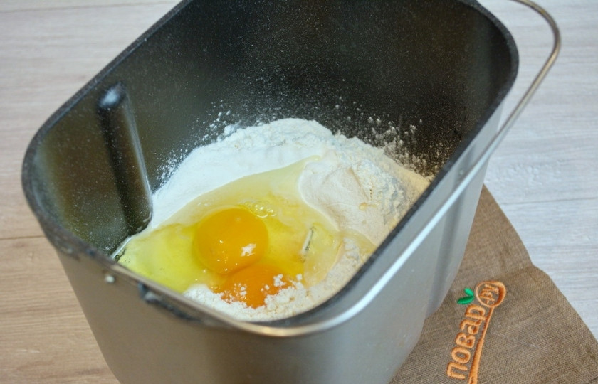 1. Этап. Кулич пасхальный в хлебопечке: В чашу хлебопечки поместите муку. Добавьте яйца (3 желтка и 1 белок), сахар, соль, сухие быстродействующие дрожжи, сливочное масло, молоко, ваниль.