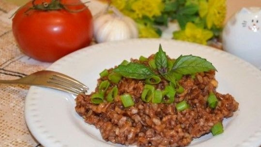 1. Этап. Бурый рис в духовке: В конце переставьте кастрюлю в духовку на 40 минут при 180 градусах. В течение этого времени рис пару раз помешайте. Затем дайте ему настояться 15 минут. Приятного аппетита!