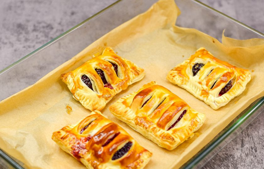 1. Этап. Слойки с ежевикой: Выпекайте слойки 20-25 минут при температуре 180 градусов. После готовую выпечку подавайте к столу.