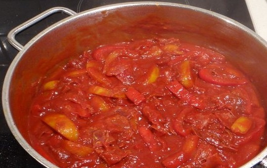 1. Этап. Паста Пенне ригате: Добавьте салями в сковороду в конце приготовления соуса и перемешайте.