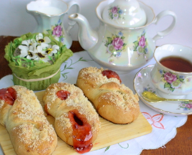 1. Этап. Латвийские булочки с повидлом: Выпекайте булочки при 200 градусах в течение 15 минут в духовом шкафу. Приятного чаепития!