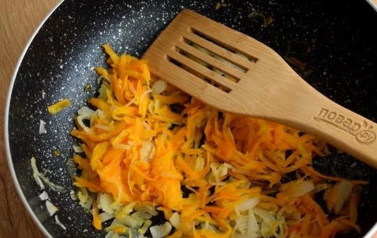 1. Этап. Солянка рыбная: 4. Лук измельчите, морковь натрите на крупной терке. Пассеруйте овощи на разогретом масле до золотистого оттенка.