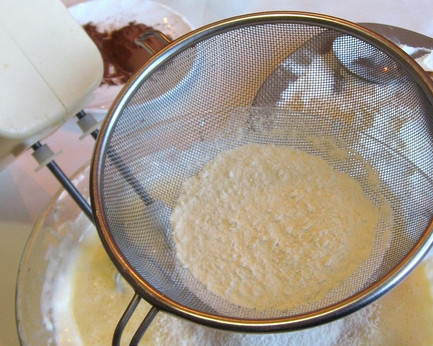 1. Этап. Бисквитный пирог Зебра: 2. Соединим эти смеси, добавим все остальные ингредиенты, кроме какао. Муку домешиваем в самую последнюю очередь.