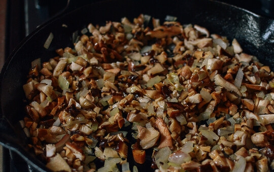 1. Этап. Жаренные китайские пельмени: Сухие грибы замочите на 30 минут в теплой воде, затем мелко их нашинкуйте вместе со свежими. Добавьте к луку и обжарьте 8-10 минут.