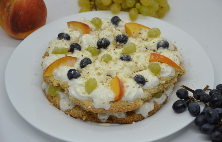 1. Этап. Дакуаз: Сверху уложите второй корж и повторите декор, посыпьте сверху ореховой смесью. Получился необыкновенно вкусный и нежный десерт.