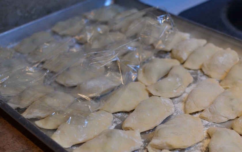 1. Этап. Вареники с ягодами: И складываем на противень. застеленный бумагой для выпекания. Вареники можно отправить в морозилку или же сразу приготовить. Храниться в морозильной камере вареники могут достаточно долго.