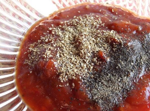 1. Этап. Соус для стейка: Для соуса можно брать любой ваш любимый кетчуп. Очень вкусным получится соус, если использовать кетчуп 