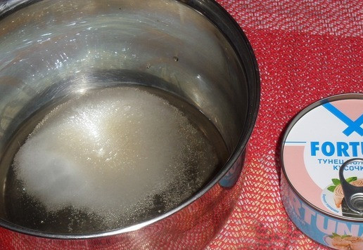 1. Этап. Закуска из риса А-ля Онигири: Пока варится рис, готовим заправку для него. В небольшой ковш выкладываем соль и сахар. Добавляем рисовый уксус и воду. Ставим ковш на огонь.