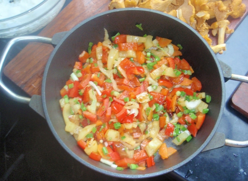 1. Этап. Постный плов с овощами: Обжарьте овощи в небольшом количестве масла. Делать это лучше в казане или в воке, но кастрюля или просто глубокая сковорода тоже подойдут. Потом убавьте огонь, прикройте крышкой и дайте овощам потушиться еще минут 5-7.