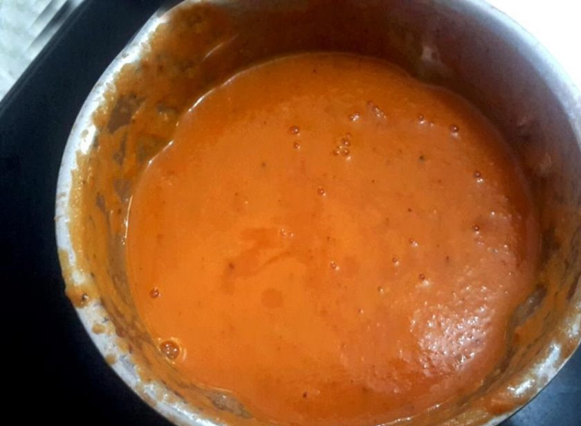 1. Этап. Крем-суп из свежих томатов: 4. Взбейте смесь в блендере до получения однородной массы.