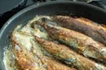 1. Этап. Рыба по-китайски: В глубокой сковороде разогреть масло и обжарить рыбу на сильном огне по несколько минут с каждой стороны - до румяного цвета. Вынуть рыбу на тарелку и отставить в сторону. Слить из сковороды лишнее масло (оставить буквально 1-2 ложки).