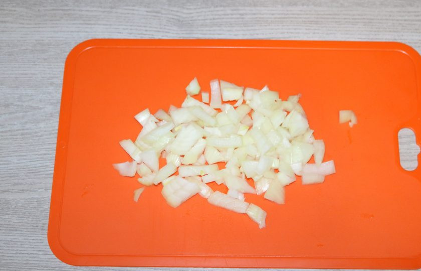 1. Этап. Курица с тыквой в горшочке: Лук нарежьте кубиками.