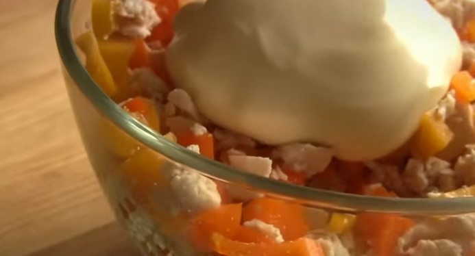 1. Этап. Салат с грибами в форме лошади: 3. Смешайте филе с перцем, добавьте немного соли и заправьте майонезом.