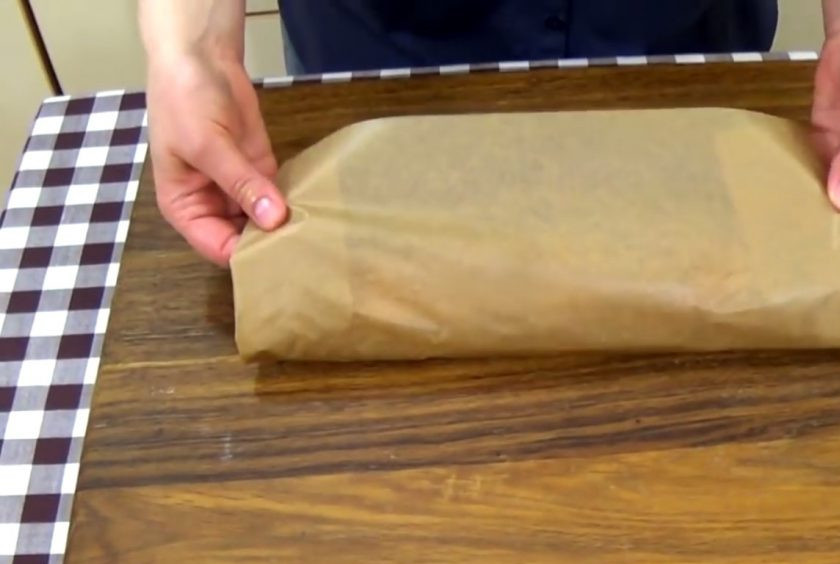 1. Этап. Куриный рулет с грибами и печенью: 5. Заверните рулет в бумагу для выпечки так, чтобы шов оказался сверху. Переложите рулет в форму и выпекайте в разогретой до 200 градусов духовке в течение 25 минут.