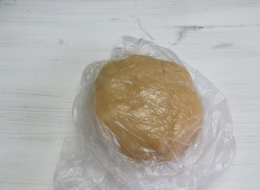 1. Этап. Пирожки из заварного теста с тунцом: Кладем его в пакет, чтобы тесто не подсохло и оставляем при комнатной температуре, пока будем готовить начинку.
