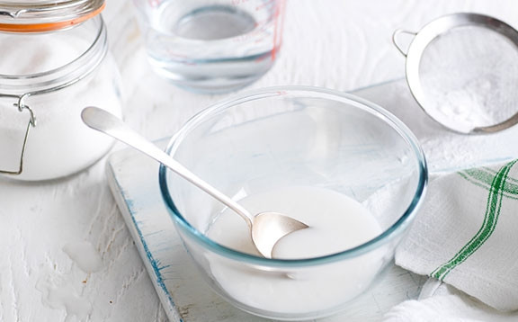 1. Этап. Сливочный мильфей: 3. В отдельной миске смешайте воду и сахарную пудру до кремовой консистенции.