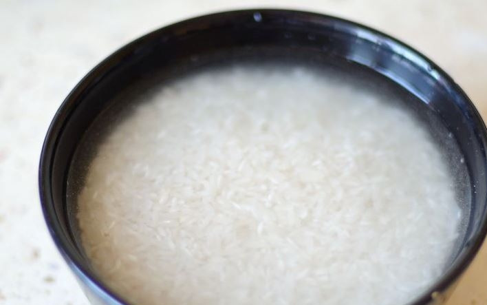 1. Этап. Ежики из фарша с рисом: Возьмите длиннозернистый рис, промойте его под проточной водой и положите в миску. Залейте рис чистой холодной водой и оставьте набухать на два часа.