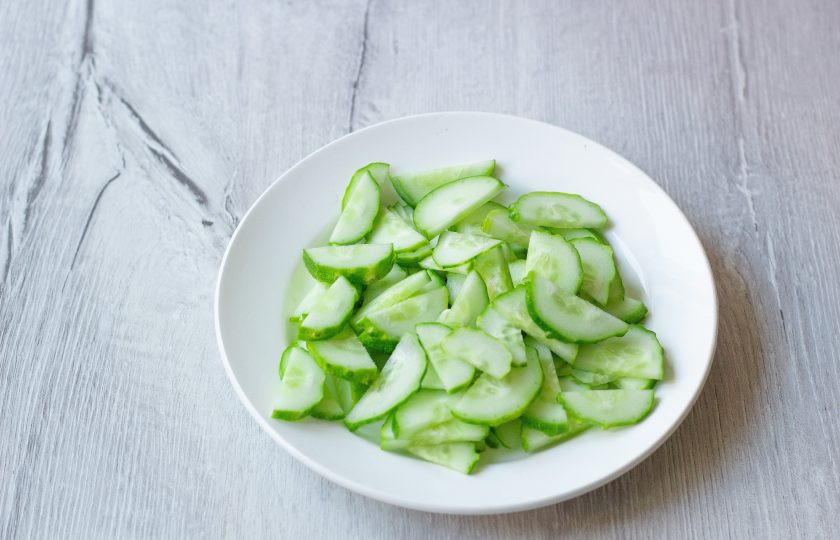 1. Этап. Салат с огурцами и фасолью: Огурцы нарежьте кольцами или полукольцами в зависимости от размера.