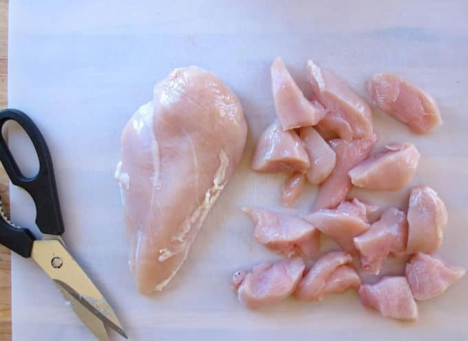 1. Этап. Курица в панировке с соусом: 1. Курицу нарежьте одинаковыми кусочками в 5-6 см длиной. Смажьте каждый солью и перцем.