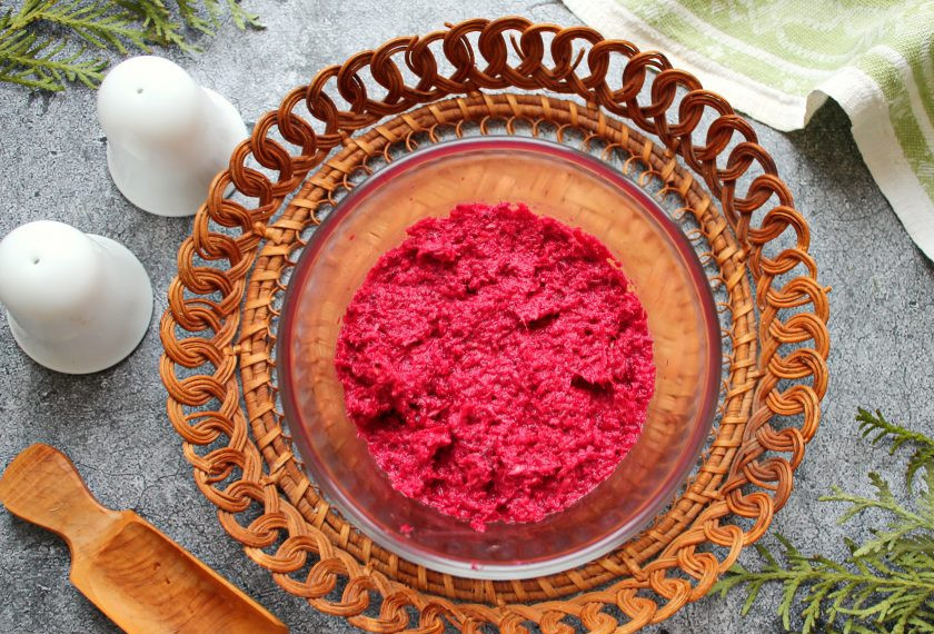 1. Этап. Хрен со свеклой без уксуса: Все перемешайте и пробейте блендером до однородности. Переложите массу в чистые, сухие баночки и уберите в холодильник.