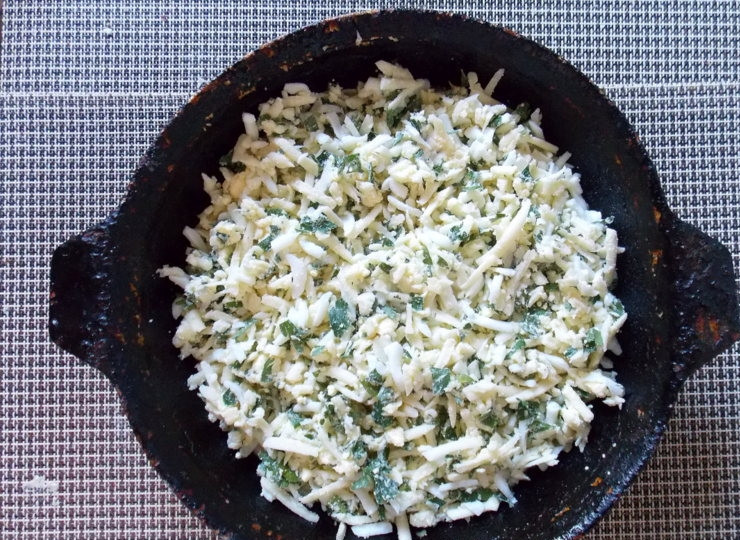 1. Этап. Грузинский пирог Бринджула: Смажьте форму маслом и переложите тесто, разровняйте. Распределите на верх сырную массу.