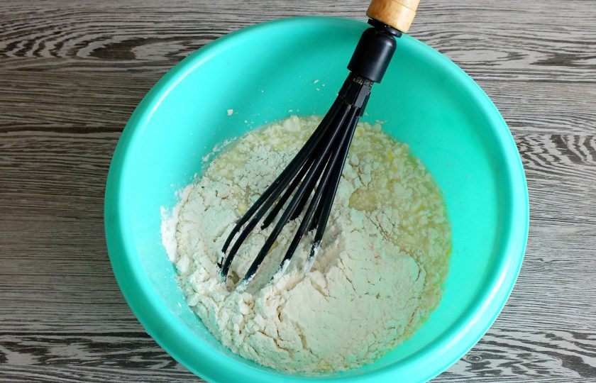 1. Этап. Повитица: Всыпьте 2/3 часть от общего количества муки. Начните перемешивать венчиком.