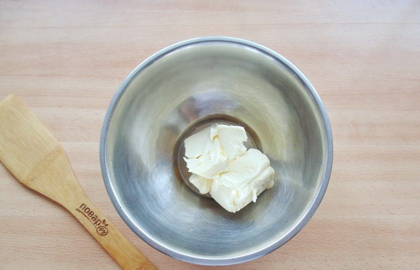 1. Этап. Песочный пирог с малиновым вареньем: В миску выложите мягкое сливочное масло.