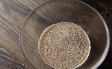 1. Этап. Хлеб с сухофруктами и орехами: Наливаем в небольшую мисочку немного теплой воды от 350 мл, разводим в ней мед и всыпаем сухие дрожжи. Тщательно размешиваем и затем добавим остальную воду и перемешаем.