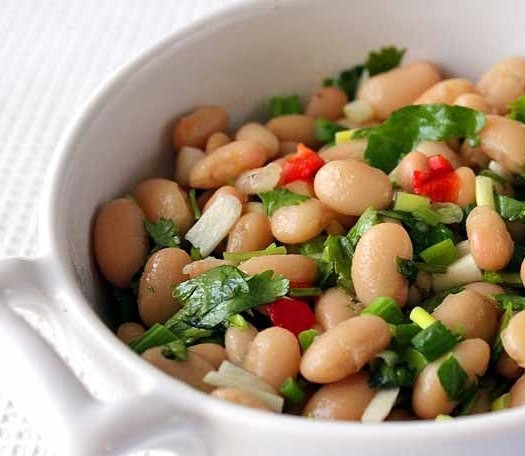 1. Этап. Салат из фасоли с чесноком: Соединить все ингредиенты, полить заправкой и перемешать. Охладить и подать на стол.