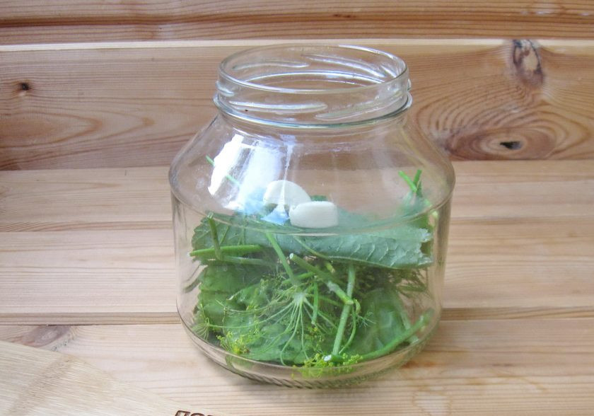 1. Этап. Помидоры с болгарским перцем на зиму: Добавьте очищенный чеснок.