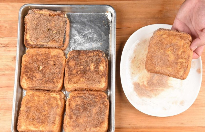 1. Этап. Тосты с Нутеллой и беконом: 5. Затем обваляйте тосты в оставшимся сахаре с корицей, и переложите ломтики на противень. Запекайте хлеб в течение 4-х минут в духовке.