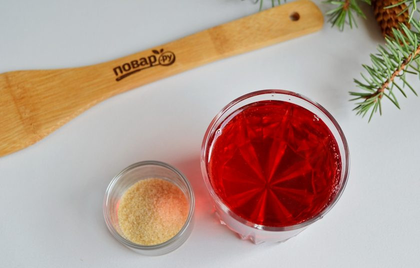 1. Этап. Куриный рулет в гранатовом желе: Пока мясо запекается, приготовьте желе. Из спелого граната отожмите сок, отцедите его от косточек. Распустите желатин, соедините с соком, перемешайте. Можно добавить в желе ложечку острого соуса чили.