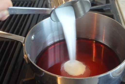 1. Этап. Груша, запечённая в сиропе: 2. Приготовьте сироп. В кастрюлю влейте сок граната и лимона. Всыпьте сахар. Положите корицу и гвоздику. Варите сироп до растворения сахара.