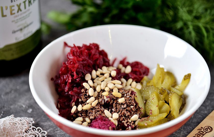 1. Этап. Свекла по-царски: Всыпьте семена льна и кедровые орехи. Орешки можно слегка поджарить для большего аромата.